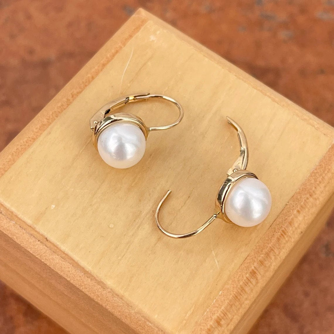 14k Gold 8mm White Freshwater Cultured Pearl Bezel-set Lever Back Earrings